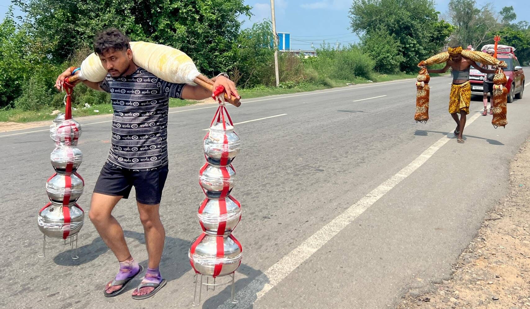 कुरुक्षेत्र। पिपली-लाडवा रोड से डाक कांवड़ लेकर आगे बढ़ता शिवभक्त। संवाद