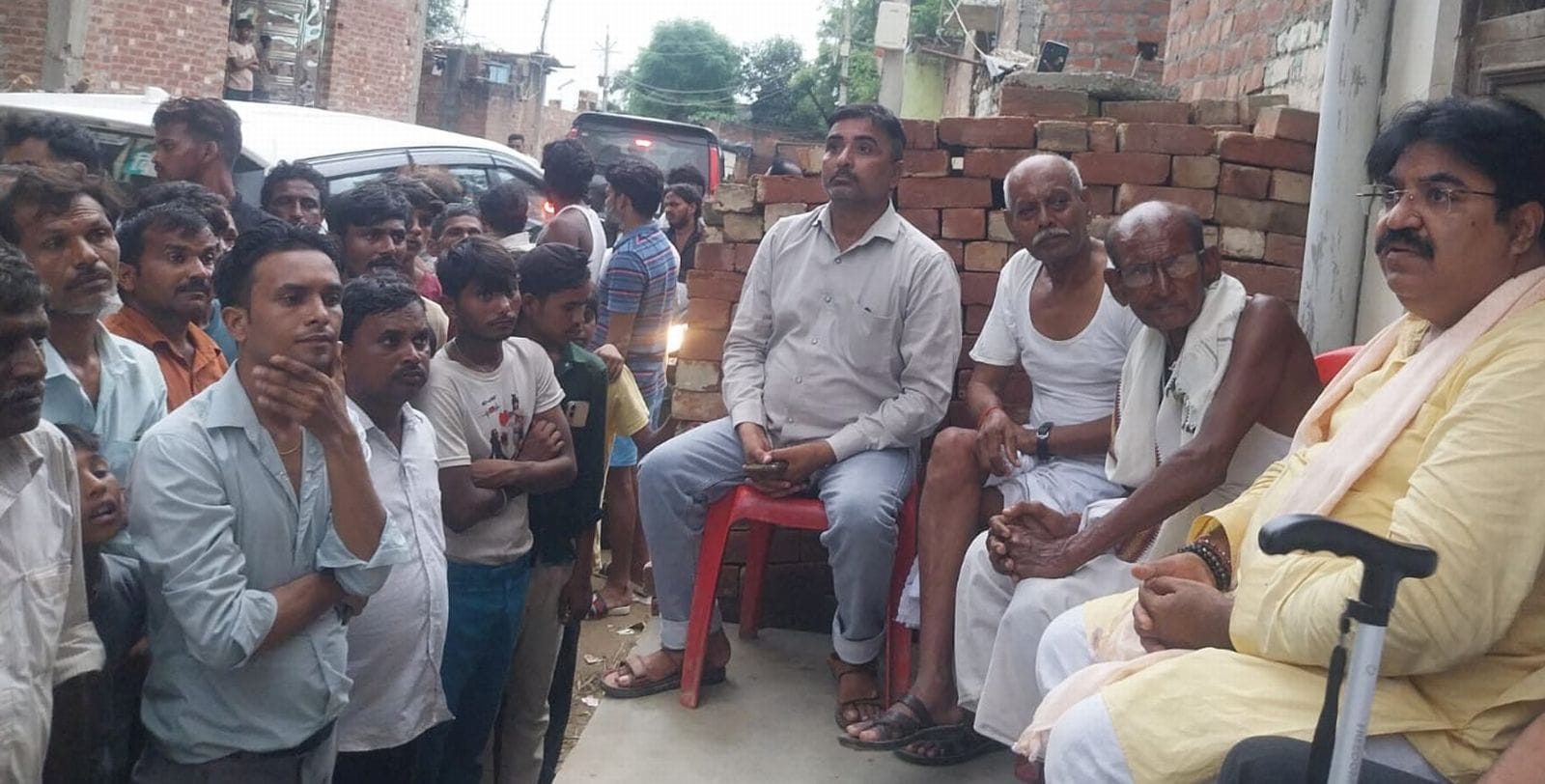 कांवडिया की मौत के मामले में कादरचौक थाने पहुंचे परिजन और ग्रामीण। संवाद कांवडिया की मौत के मामले में कादरचौक थाने पहुंचे परिजन और ग्रामीण। संवाद
