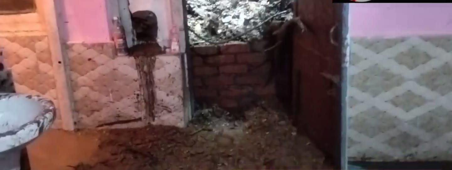 खिड़की तोड़ कर थाना प्रभारी के नेरवा निवास में घुसा मलबा। संवाद खिड़की तोड़ कर थाना प्रभारी के नेरवा निवास में घुसा मलबा। संवाद
