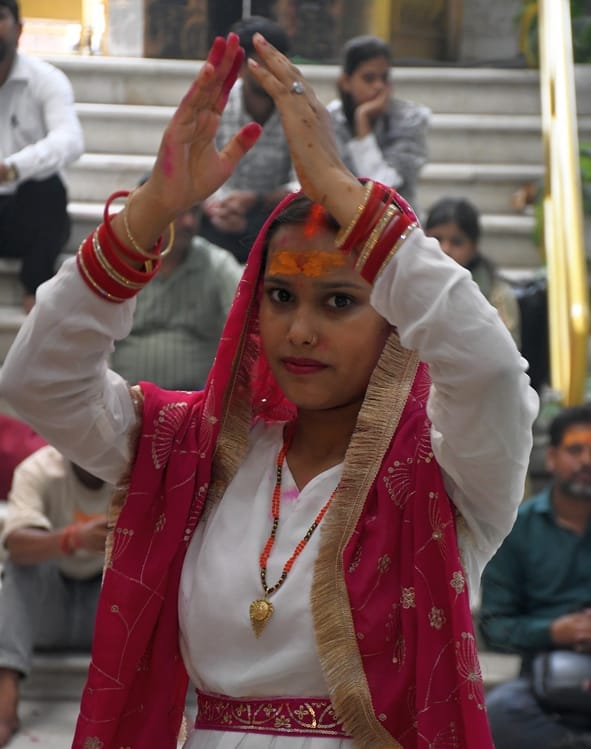 खिलाड़ियों से मजाक... पैंट-शर्ट में ही जिम्नास्टिक खिलाड़ियों से मजाक... पैंट-शर्ट में ही जिम्नास्टिक