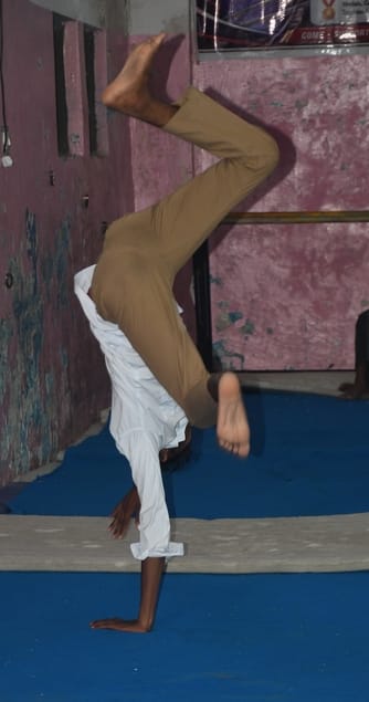 खिलाड़ियों से मजाक... पैंट-शर्ट में ही जिम्नास्टिक खिलाड़ियों से मजाक... पैंट-शर्ट में ही जिम्नास्टिक