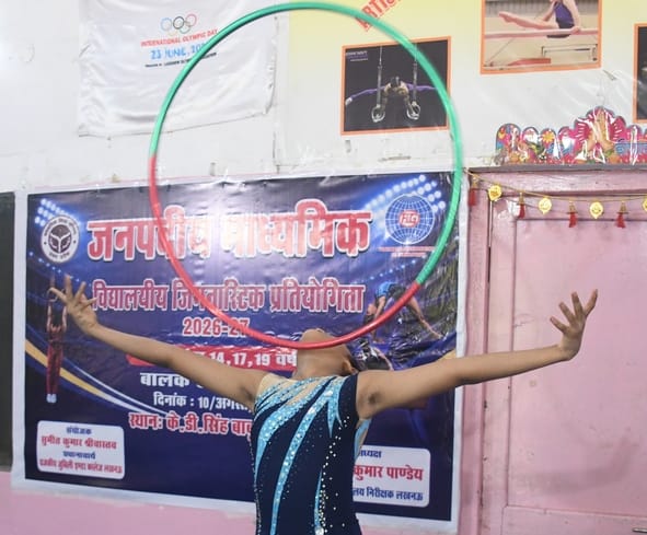 खिलाड़ियों से मजाक... पैंट-शर्ट में ही जिम्नास्टिक खिलाड़ियों से मजाक... पैंट-शर्ट में ही जिम्नास्टिक