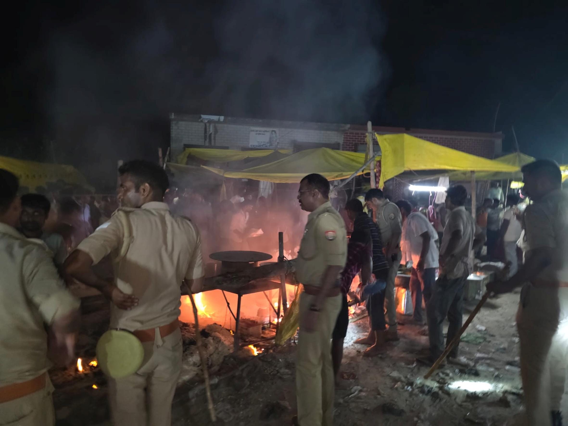 खैरीघाट थानाक्षेत्र के रामपुर धोबियाहार स्थित मेला परिसर में लगी आग को बुझाने का प्रयास करती  
