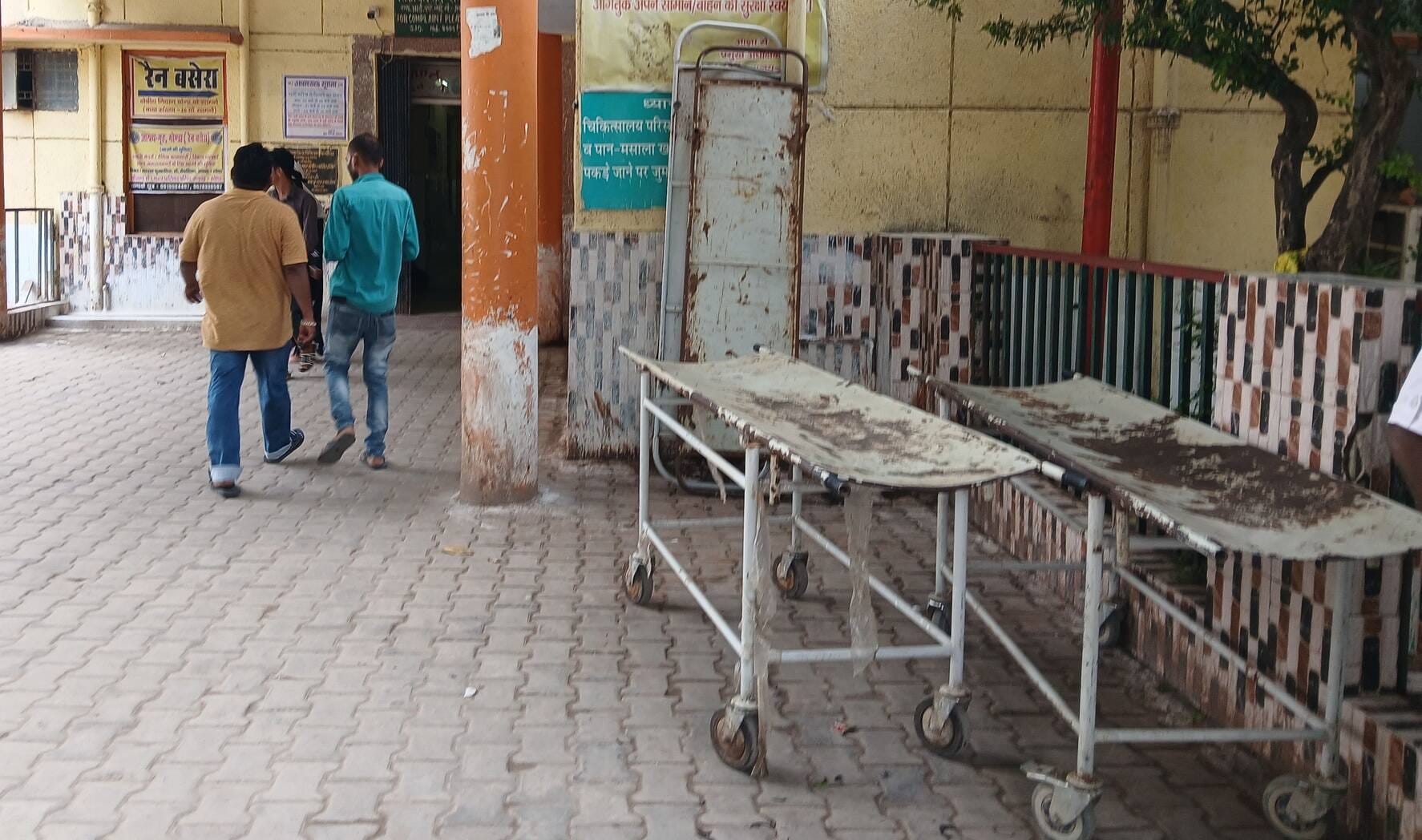 मेडिकल कॉलेज में निरीक्षण करतीं प्रधानाचार्य डॉ. बीना सिंह व इमरजेंसी के बाहर रखे गए स्ट्रेचर। मेडिकल कॉलेज में निरीक्षण करतीं प्रधानाचार्य डॉ. बीना सिंह व इमरजेंसी के बाहर रखे गए स्ट्रेचर।