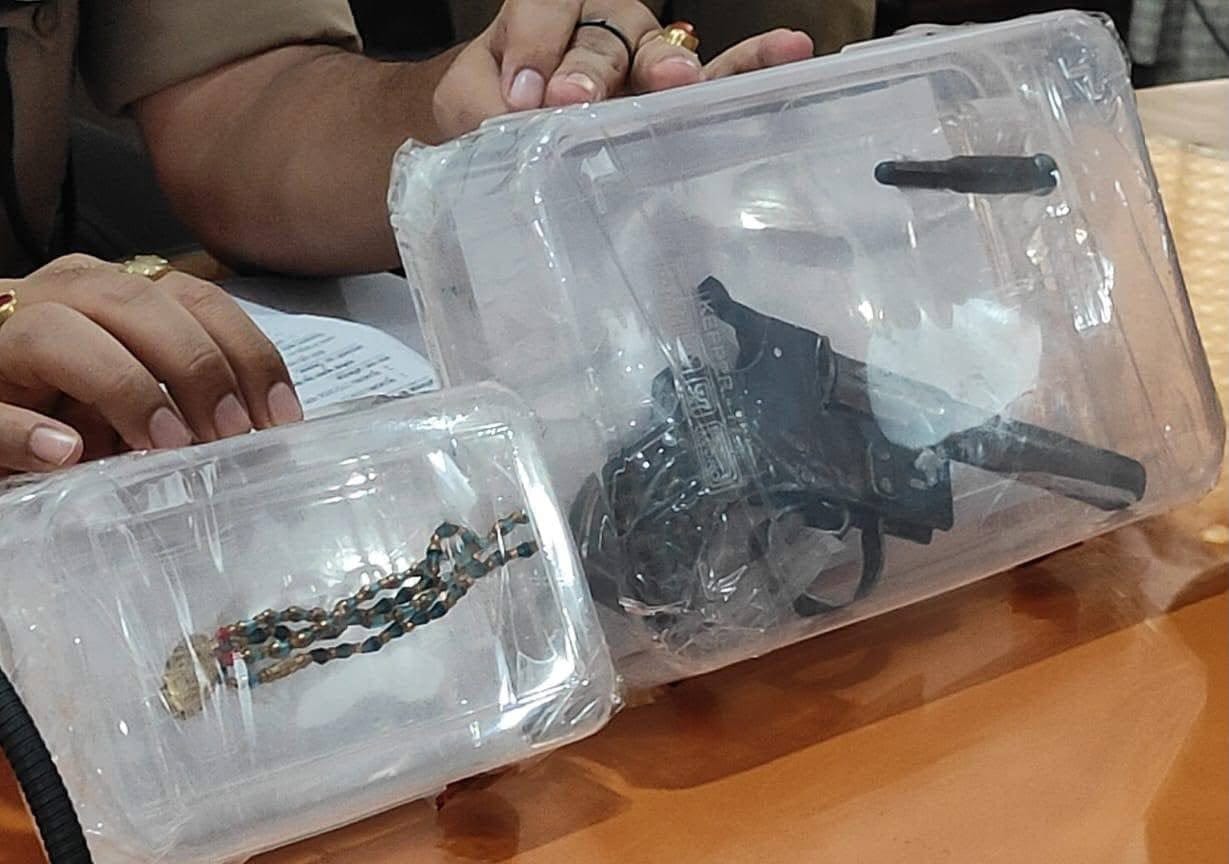 महिला के गले से झपट्टा मारकर लाकेट छीनने वाला गिरफ्तार अभियुक्त। महिला के गले से झपट्टा मारकर लाकेट छीनने वाला गिरफ्तार अभियुक्त।