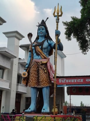 मन्दिर परिसर में मौजूद पूर्व मंत्री मनीष ग्रोवर व संस्था सेवक। मन्दिर परिसर में मौजूद पूर्व मंत्री मनीष ग्रोवर व संस्था सेवक।
