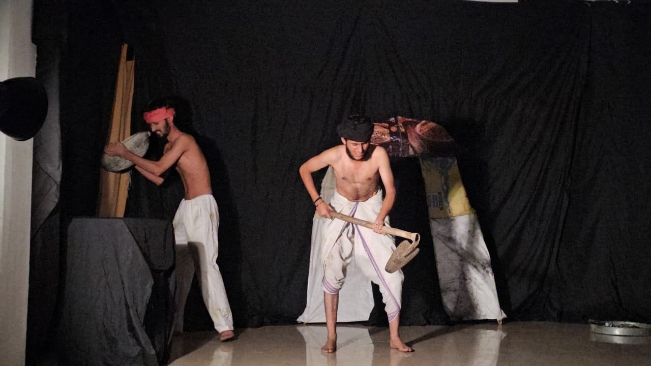 नाहन में युवा दिवस मौके पर कफन नाटक के मंचन के दौरान युवा कलाकार। संवाद नाहन में युवा दिवस मौके पर कफन नाटक के मंचन के दौरान युवा कलाकार। संवाद