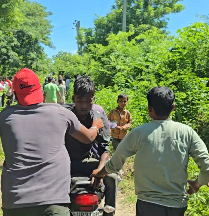 नहर में किशोरी को निकालने का प्रयास करते युवक। संवाद नहर में किशोरी को निकालने का प्रयास करते युवक। संवाद