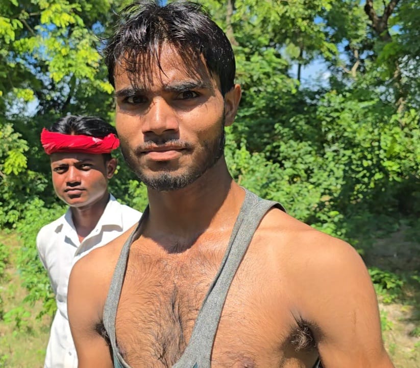नहर में किशोरी को निकालने का प्रयास करते युवक। संवाद नहर में किशोरी को निकालने का प्रयास करते युवक। संवाद