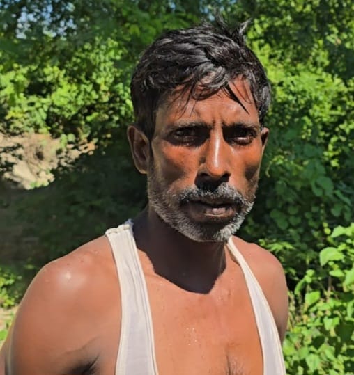 नहर में किशोरी को निकालने का प्रयास करते युवक। संवाद नहर में किशोरी को निकालने का प्रयास करते युवक। संवाद
