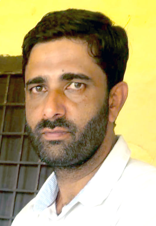 प्रवीण कुमार को ट्रक के नीचे से निकालते राहगीर। संवाद