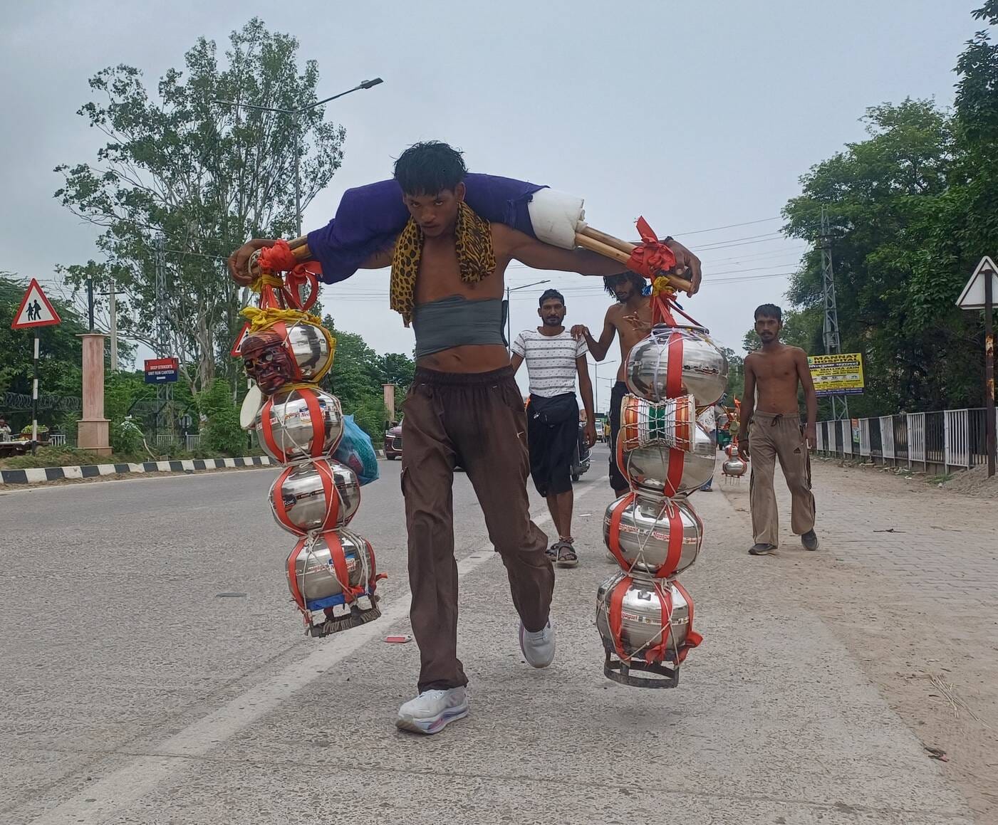 पैदल कांवड़ यात्रा लेकर अंबाला पहुंंचे तोपखाना के कावडिए। संवाद पैदल कांवड़ यात्रा लेकर अंबाला पहुंंचे तोपखाना के कावडिए। संवाद