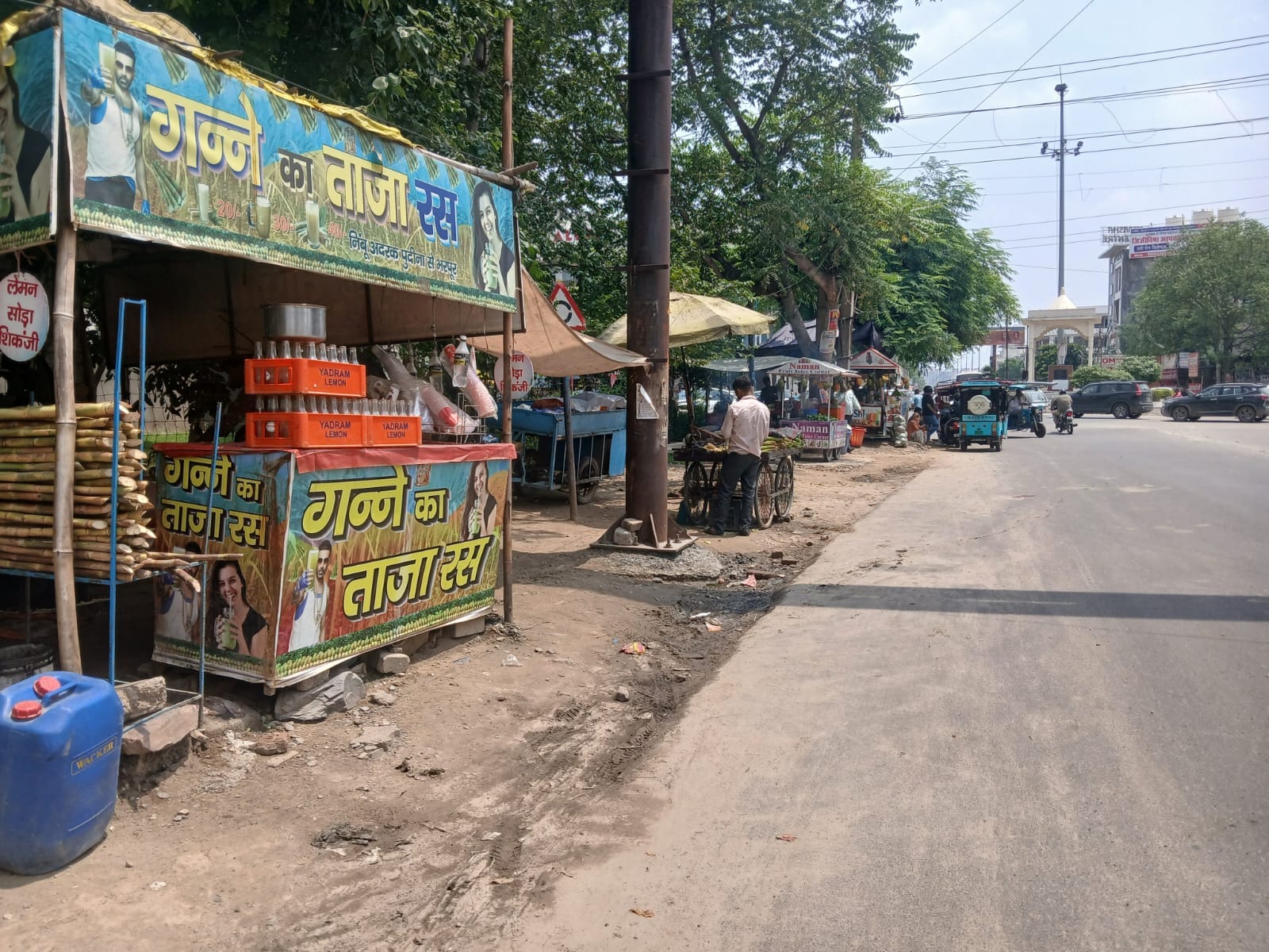पायलट चौक के पास ग्रीन बेल्ट पर खड़ी गाड़ियां। संवाद