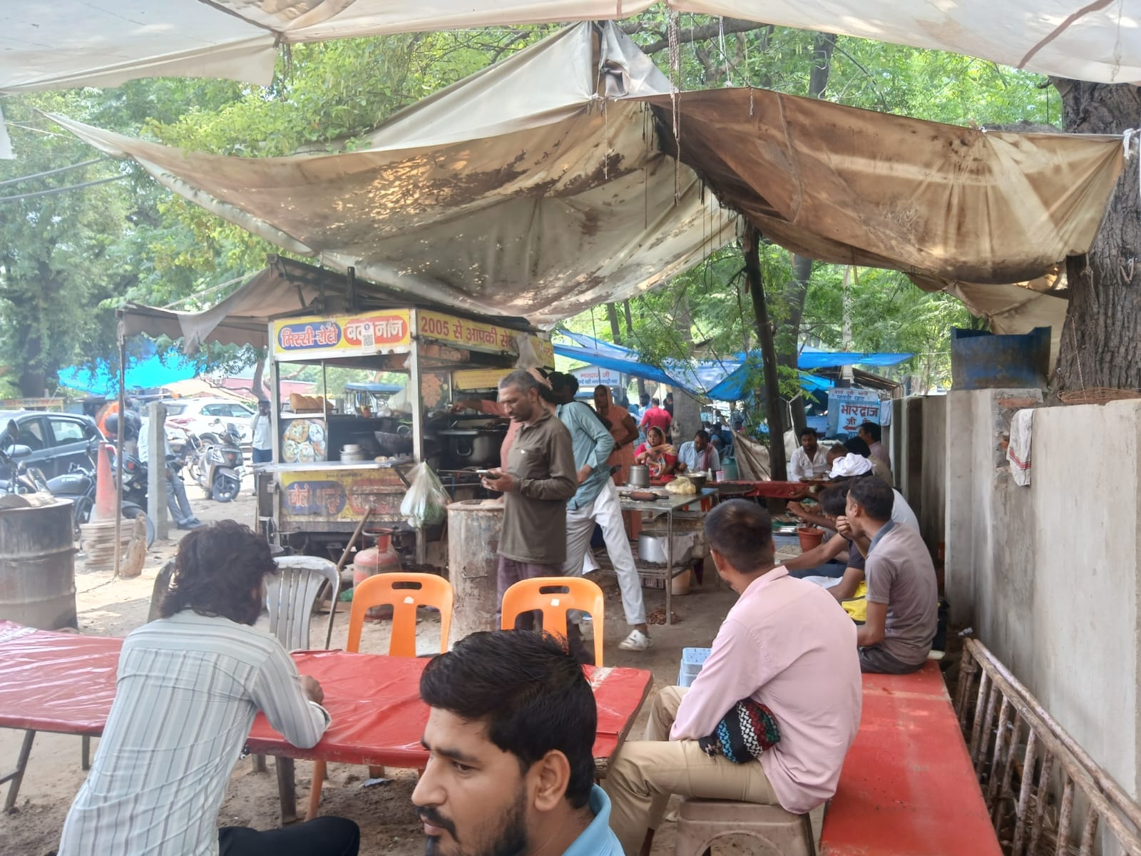पायलट चौक के पास ग्रीन बेल्ट पर खड़ी गाड़ियां। संवाद