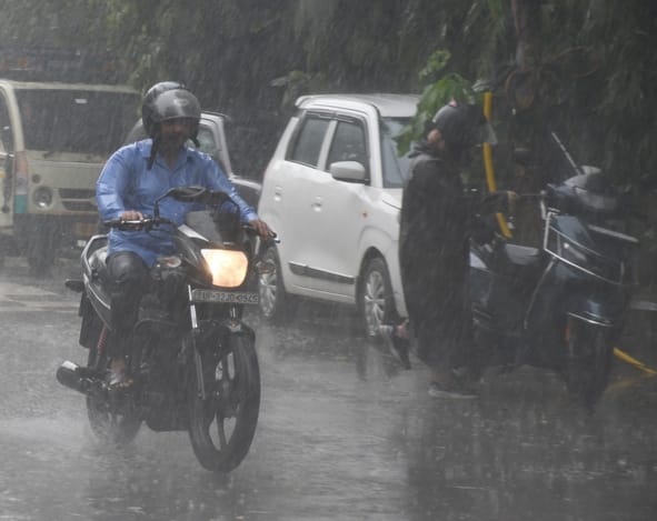 राजधानी में दोपहर को कई इलाकों में बारिश हुई। 