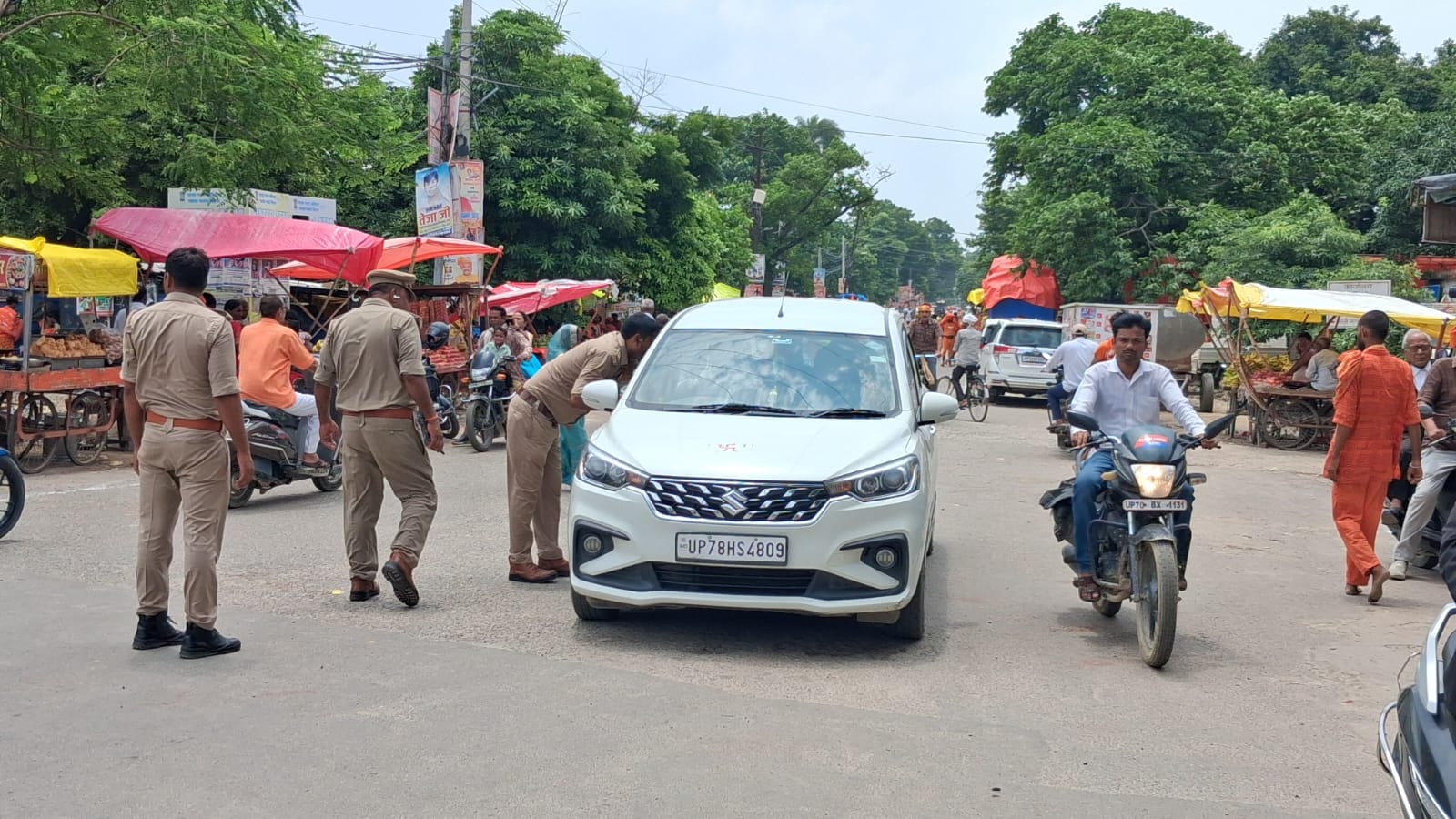 रेलवे स्टेशन पर अप ट्रेन में बैठने के लिए मशक्कत करते यात्री संवाद