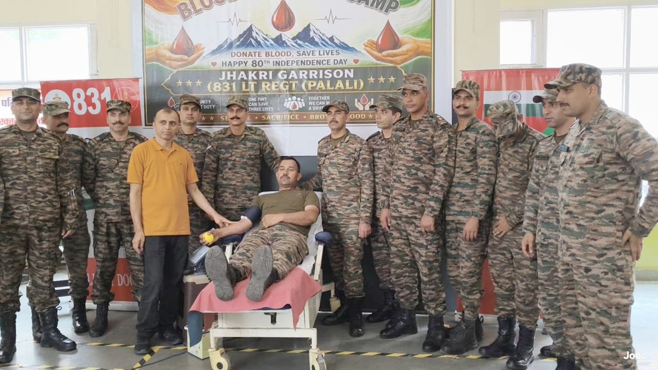 रामपुर में आयोजित शिविर में रक्तदान करते सेना के जवान। संवाद