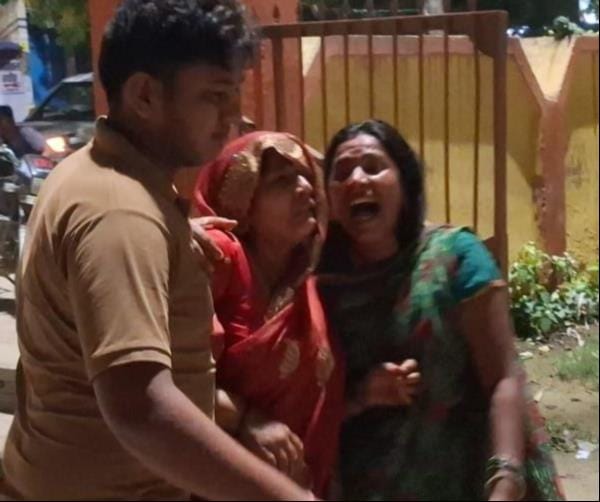 सैदपुर सीएचसी परिसर में मृतक राजू की रोती-बिलखती की मां और भाई को संभालते लोग। संवाद सैदपुर सीएचसी परिसर में मृतक राजू की रोती-बिलखती की मां और भाई को संभालते लोग। संवाद