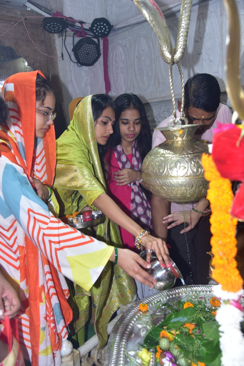 सदाशिव मंदिर रेलपार में जलाभिषेक करते श्रद्धालु। संवाद सदाशिव मंदिर रेलपार में जलाभिषेक करते श्रद्धालु। संवाद