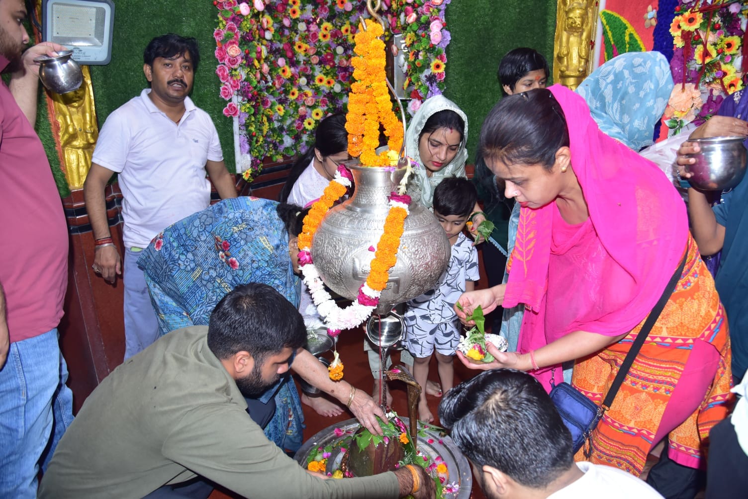 सदाशिव मंदिर रेलपार में जलाभिषेक करते श्रद्धालु। संवाद सदाशिव मंदिर रेलपार में जलाभिषेक करते श्रद्धालु। संवाद