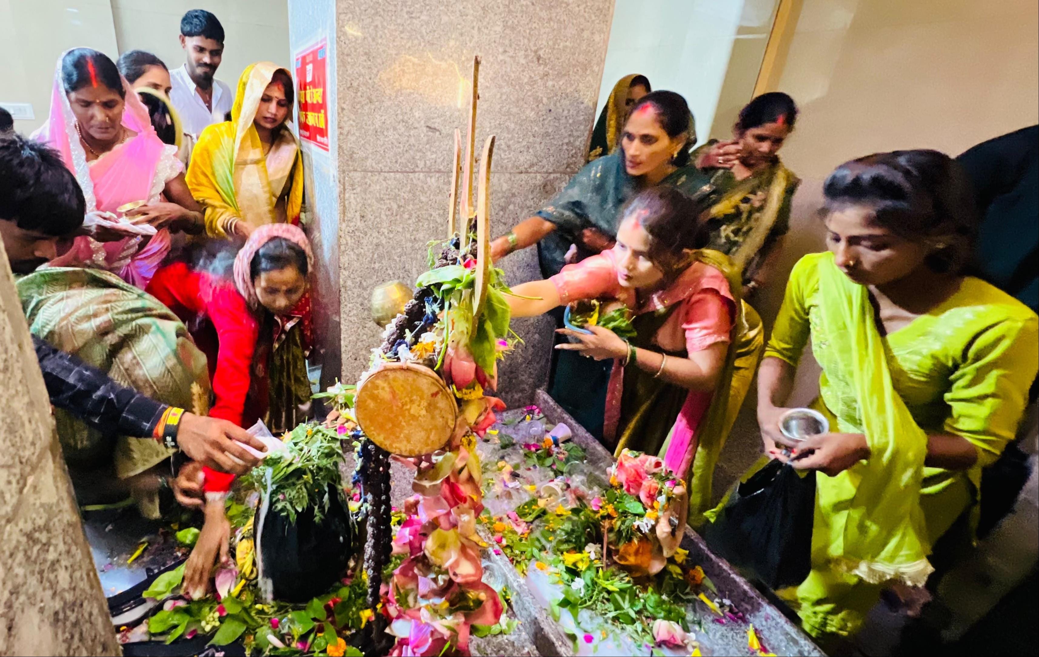 सावन के दूसरे सोमवार को नगर के मऊ महादेव मंदिर पर उमड़ी श्रद्धालुओं की भीड़।संवाद सावन के दूसरे सोमवार को नगर के मऊ महादेव मंदिर पर उमड़ी श्रद्धालुओं की भीड़।संवाद