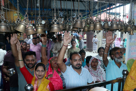 सावन के दूसरे सोमवार पर अंबाला छावनी के कैलाश मंदिर हाथीखाना में जलाभिषेक करते श्रद्धालु। संवा