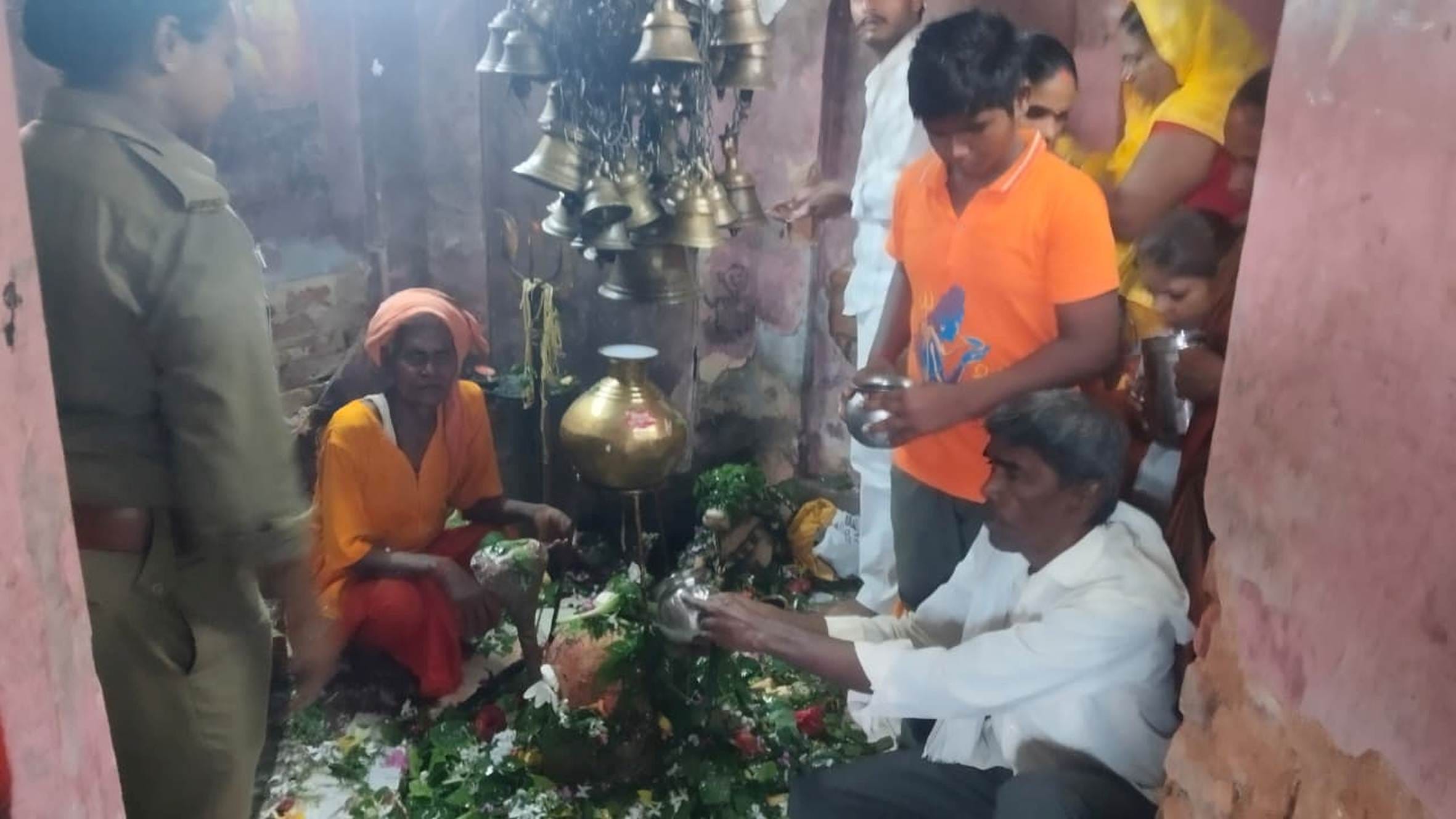 सावन के दूसरे सोमवार पर शिव मंदिरों में उमड़े श्रद्धालु।
