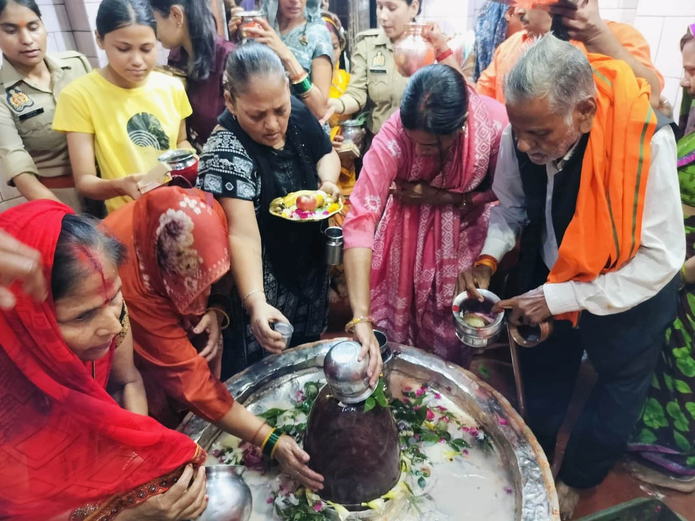 सावन के दूसरे सोमवार पर शिव मंदिरों में उमड़े श्रद्धालु।