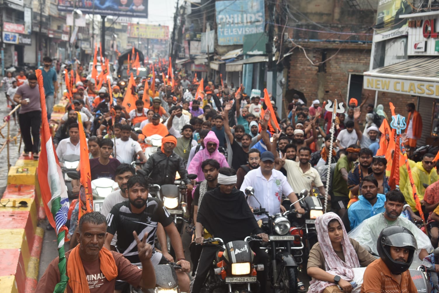 सावन माह के दूसरे सोमवार को शिव पार्वती मंदिर सांझक में जलाभिषेक करते श्रद्धालु   -  संवाद