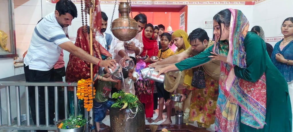 सावन माह के दूसरे सोमवार को शिव पार्वती मंदिर सांझक में जलाभिषेक करते श्रद्धालु   -  संवाद