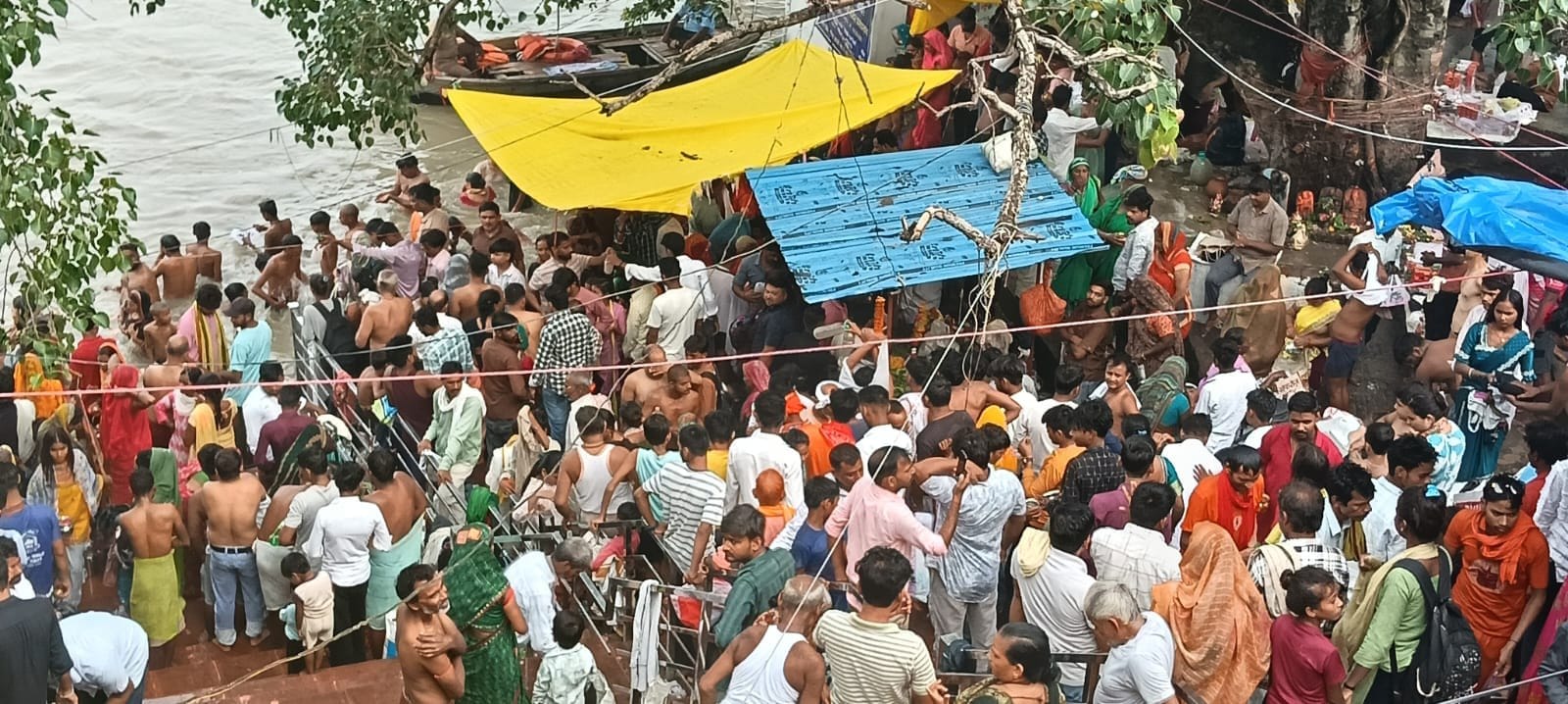 सावन सोमवार पर मां बेल्हा देवी धाम शिव मंदिर में जलाभिषेक करने के लिए श्रद्धालुओं की लगी कतार सावन सोमवार पर मां बेल्हा देवी धाम शिव मंदिर में जलाभिषेक करने के लिए श्रद्धालुओं की लगी कतार