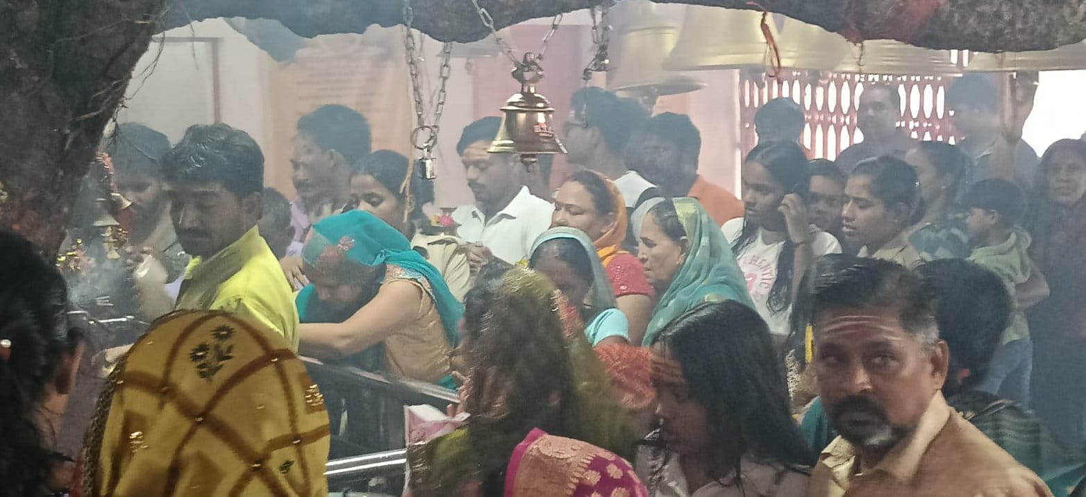 सावन सोमवार पर मां बेल्हा देवी धाम शिव मंदिर में जलाभिषेक करने के लिए श्रद्धालुओं की लगी कतार सावन सोमवार पर मां बेल्हा देवी धाम शिव मंदिर में जलाभिषेक करने के लिए श्रद्धालुओं की लगी कतार