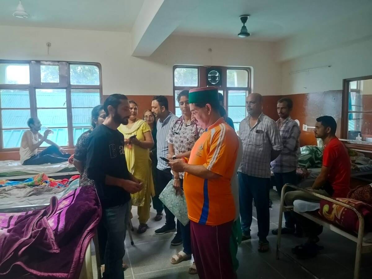 शाहपुर अस्तपाल में मरीजों को कुशलक्षेम जानते हुए विधायक केवल सिंह पठानिया। स्रोत: जागरूक पाठक शाहपुर अस्तपाल में मरीजों को कुशलक्षेम जानते हुए विधायक केवल सिंह पठानिया। स्रोत: जागरूक पाठक