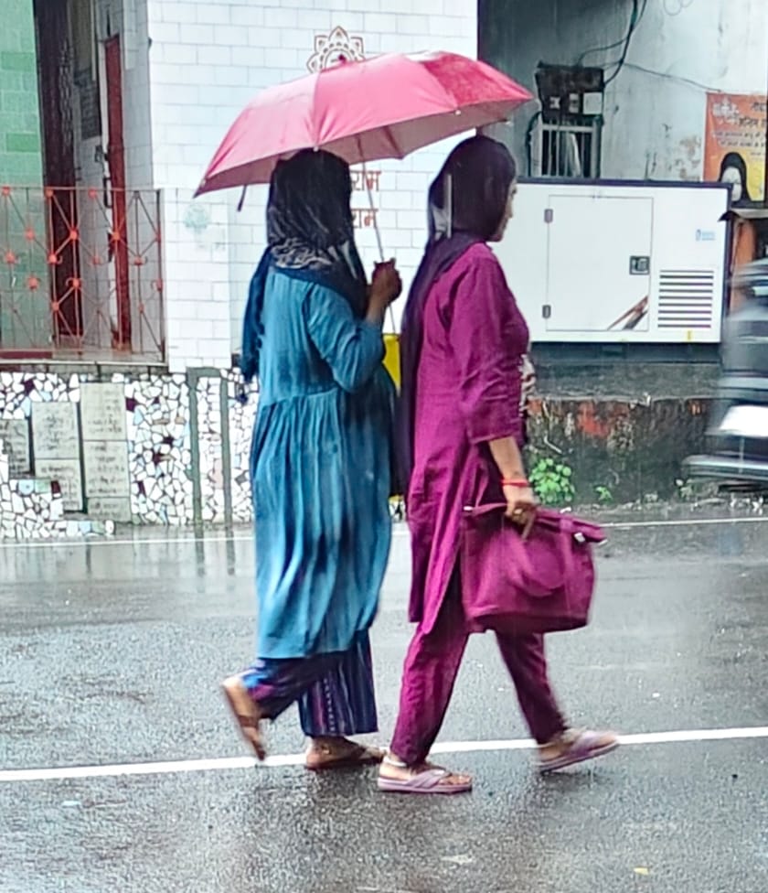 शहर के रुड़की रोड से दौड़ते कांवड़िये : संवाद