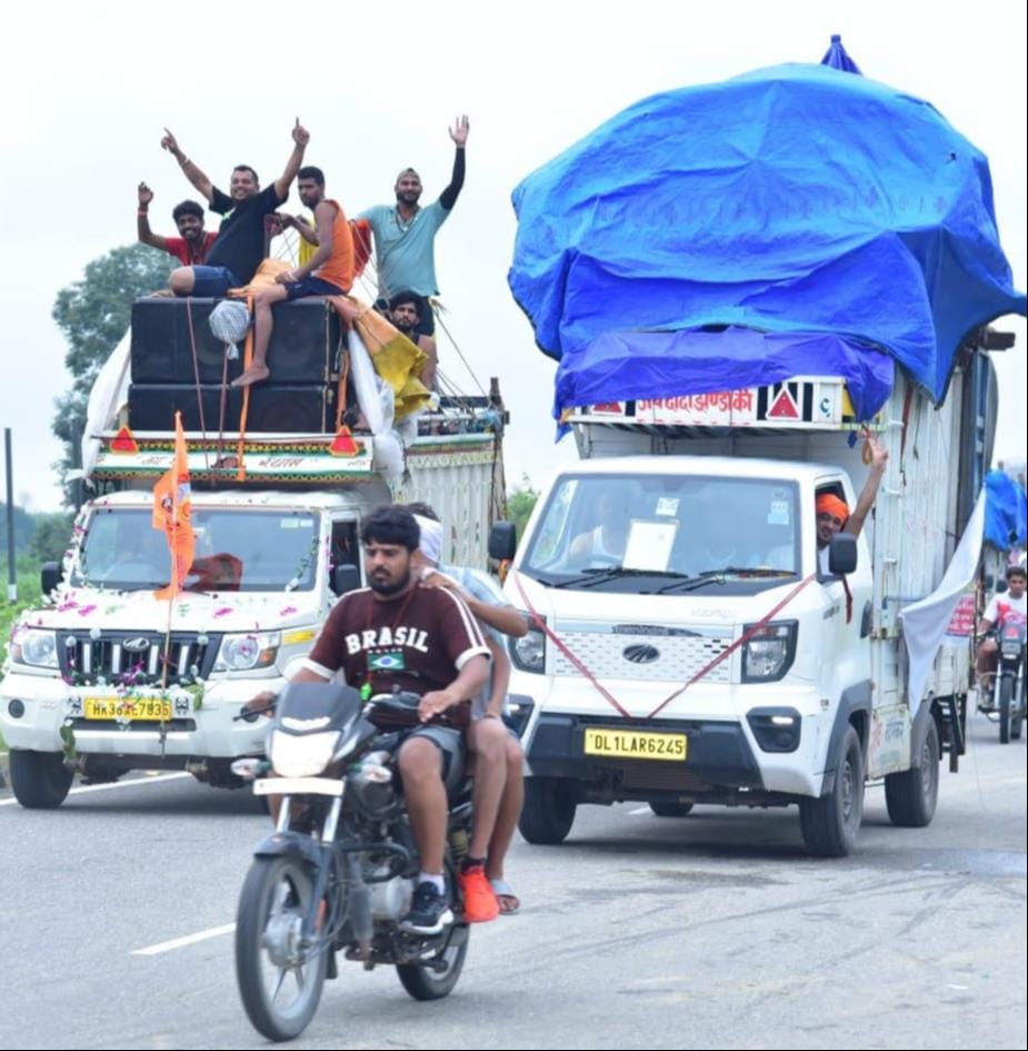 शामली के तहसील चौक के पास से जाते डाक कांवड़। संवाद