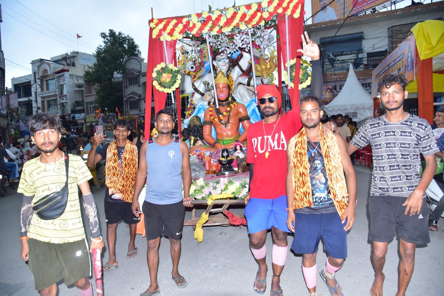 शामली में गुरुद्वारा तिराहे पर कांवड़ियों को फल वितरित करती जिला यातायात प्रभारी। संवाद शामली में गुरुद्वारा तिराहे पर कांवड़ियों को फल वितरित करती जिला यातायात प्रभारी। संवाद