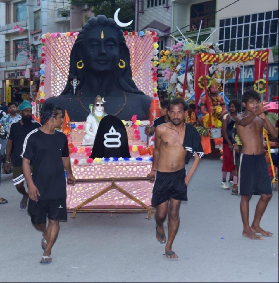 शामली में गुरुद्वारा तिराहे पर कांवड़ियों को फल वितरित करती जिला यातायात प्रभारी। संवाद शामली में गुरुद्वारा तिराहे पर कांवड़ियों को फल वितरित करती जिला यातायात प्रभारी। संवाद
