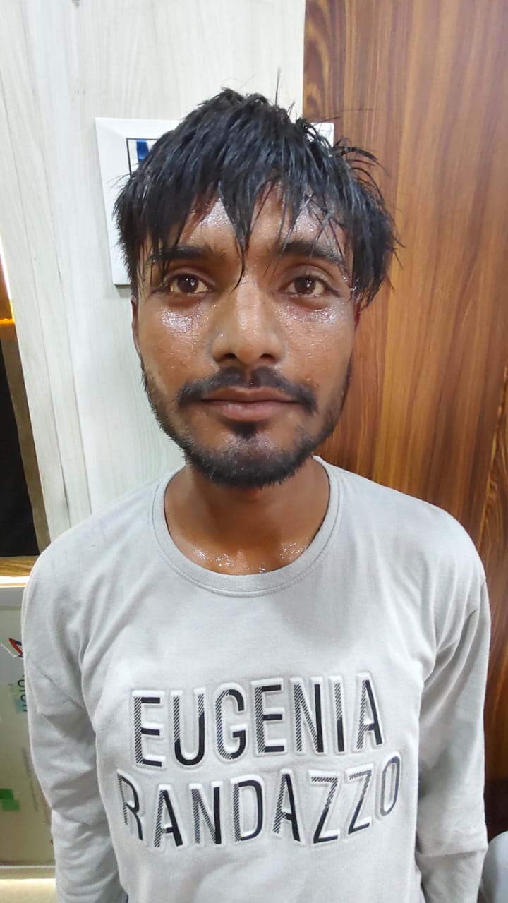 शराब की दुकान में चोरी के बाद गिरफ्तार चोर