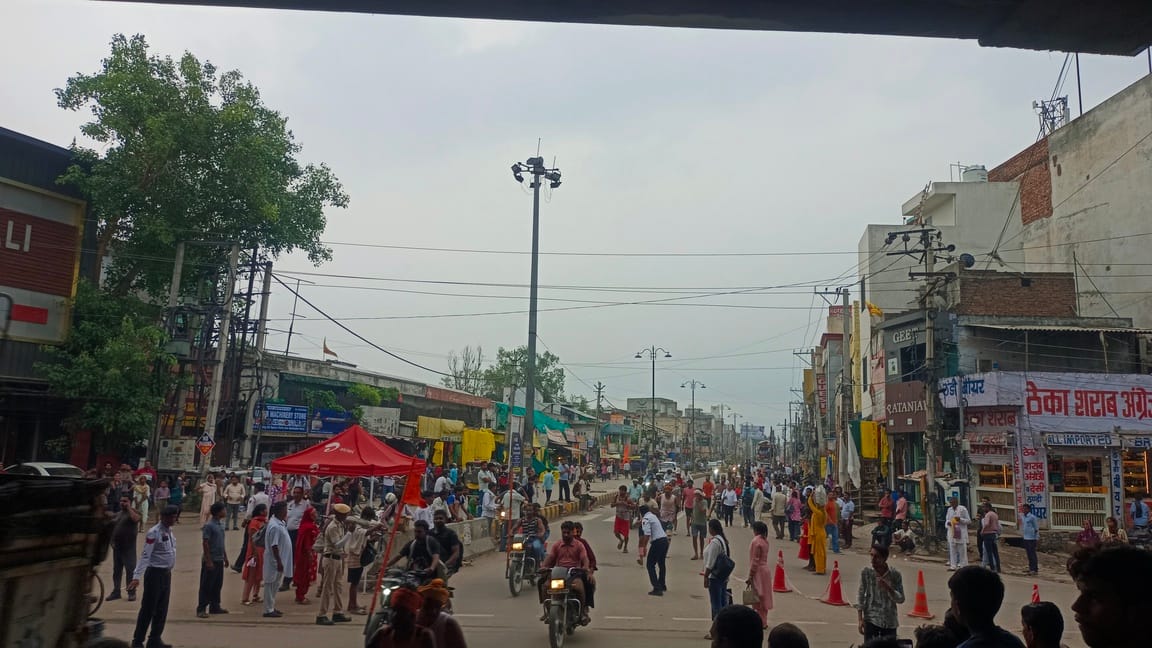 शिवालय पर लेंगे दम। पानीपत-हरिद्वार रोड से लौटा कांवड़ लेकर जाते कांवड़ियां। संवाद