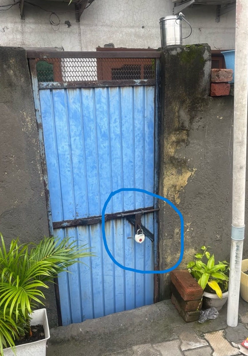 तालाब की तरफ खुले दरवाजे पर सील लगाते निगम कर्मी। प्रवक्ता तालाब की तरफ खुले दरवाजे पर सील लगाते निगम कर्मी। प्रवक्ता