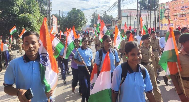 तिरंगा रैली में शामिल लोगों का हुज़ूम। संवाद तिरंगा रैली में शामिल लोगों का हुज़ूम। संवाद