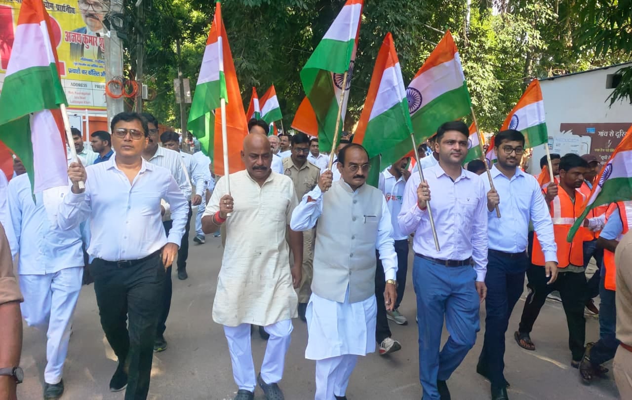 तिरंगा रैली में शामिल लोगों का हुज़ूम। संवाद तिरंगा रैली में शामिल लोगों का हुज़ूम। संवाद