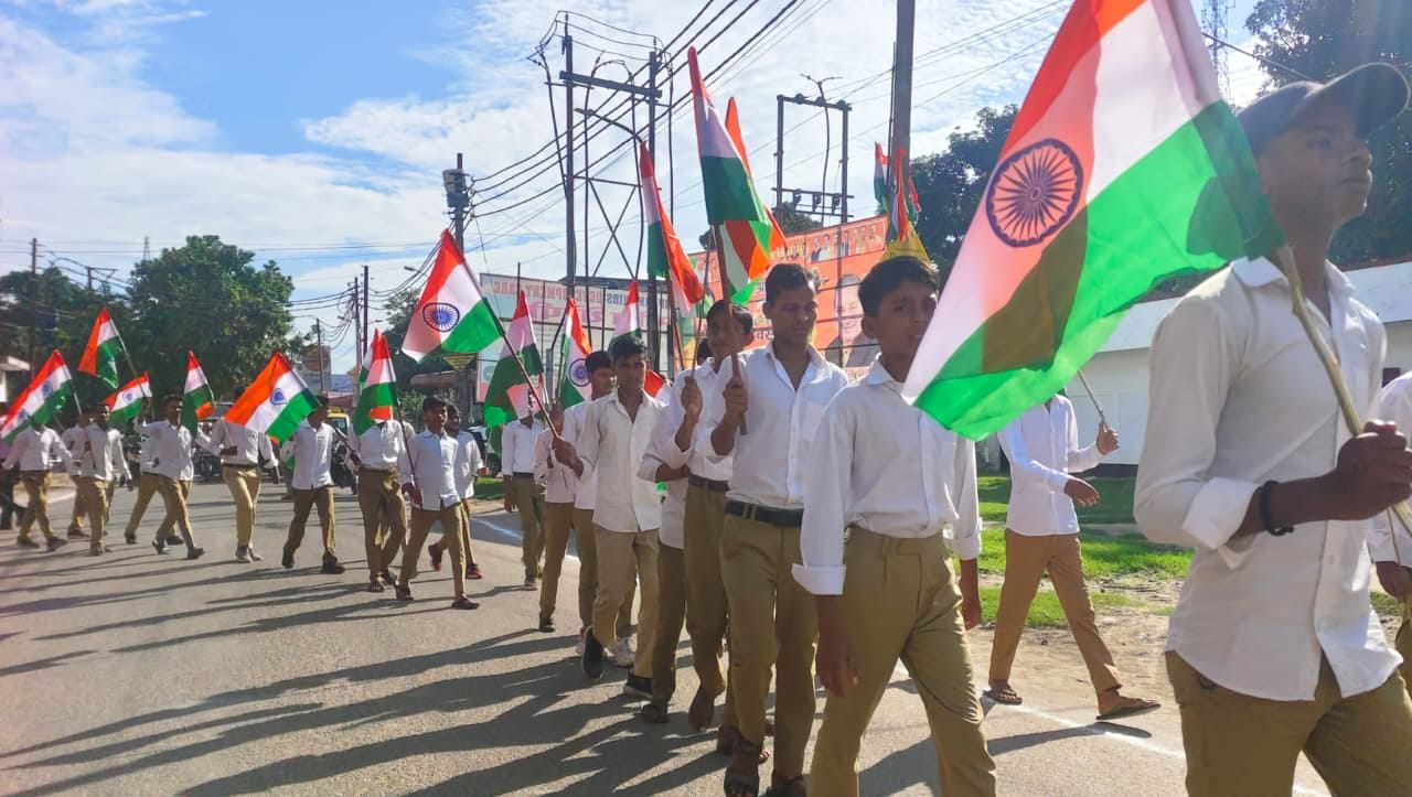 तिरंगा रैली में शामिल लोगों का हुज़ूम। संवाद तिरंगा रैली में शामिल लोगों का हुज़ूम। संवाद