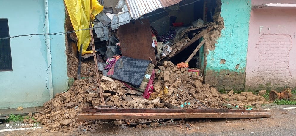 धर्मशाला के सकोह में बारिश से ढहा पुराना कच्चा मकान। अमर उजाला