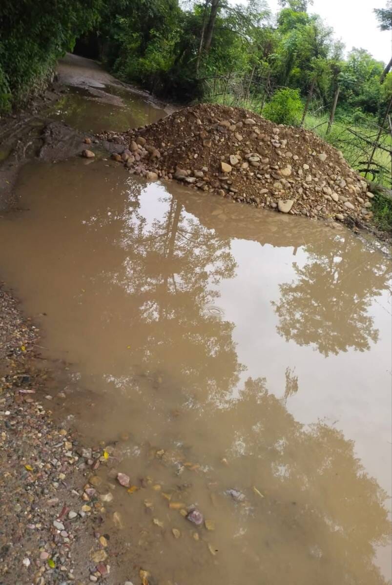 वाहनों की परेशानी का सबब खस्ताहाल अमलेला - घाड़जरोट सड़क के बीच जरोट के पास लगा मिट्टी का ढेर (फ़ो वाहनों की परेशानी का सबब खस्ताहाल अमलेला - घाड़जरोट सड़क के बीच जरोट के पास लगा मिट्टी का ढेर (फ़ो