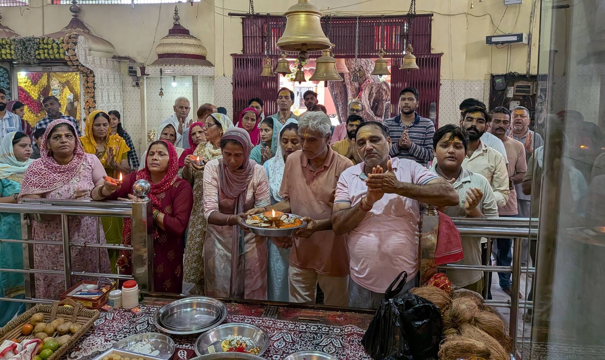 11जेएनडी01: जयंती देवी मंदिर में पूजा अर्चना के लिए आए श्रद्धालु। संवाद