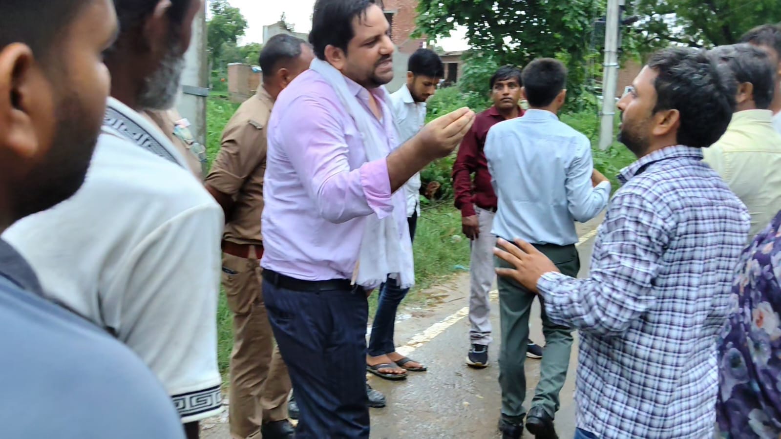 अमांपुर थाने में मौजूद बुजुर्ग महिला के परिजन। संवाद अमांपुर थाने में मौजूद बुजुर्ग महिला के परिजन। संवाद
