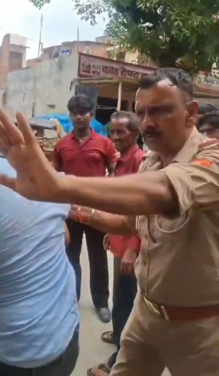बिचपुरी पर कार के अंदर बैठा डॉक्टर और कार पलटते ग्रामीण। वीडियो ग्रेब