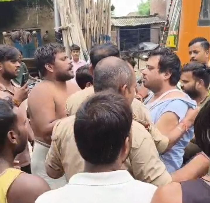 बिचपुरी पर कार के अंदर बैठा डॉक्टर और कार पलटते ग्रामीण। वीडियो ग्रेब