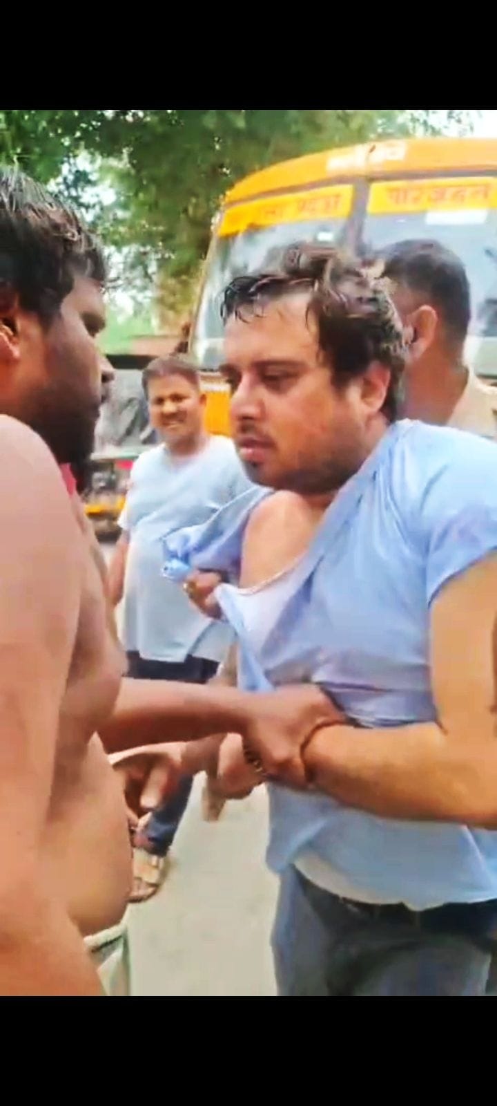 बिचपुरी पर कार के अंदर बैठा डॉक्टर और कार पलटते ग्रामीण। वीडियो ग्रेब